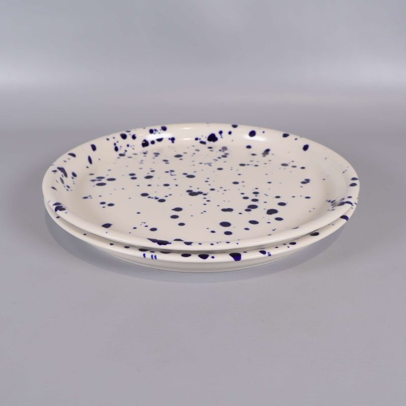 Profilbild på två tallrikar staplade