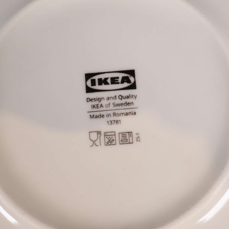 Närbild på IKEA-logotyp under tallrik