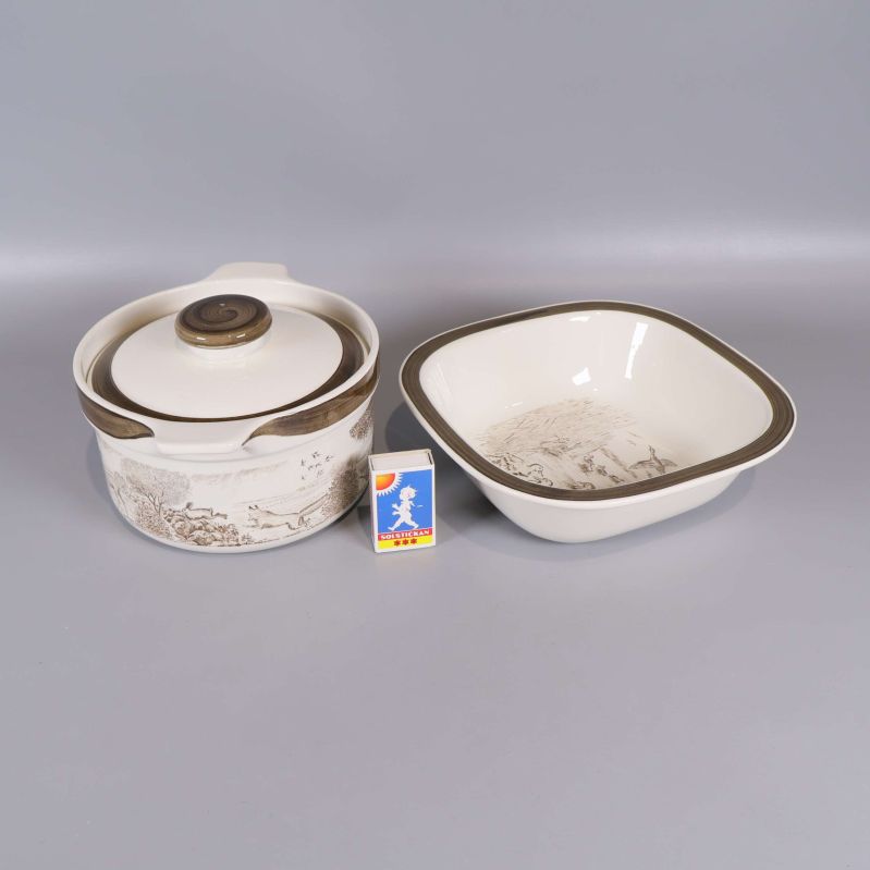 Karott och skål bredvid tändsticksask för storleksjämförelse