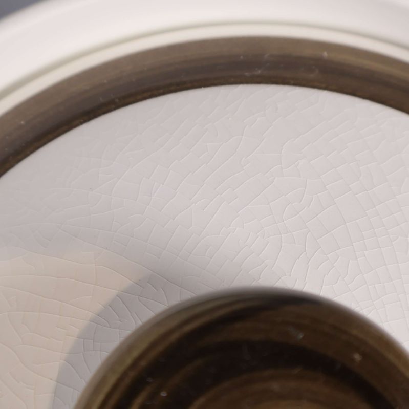 Närbild på krackelering i locket