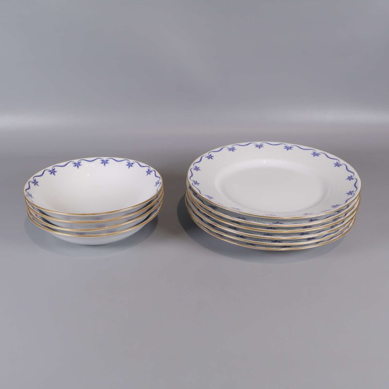 Tallrikar och skålar med blå dekor och guldkant