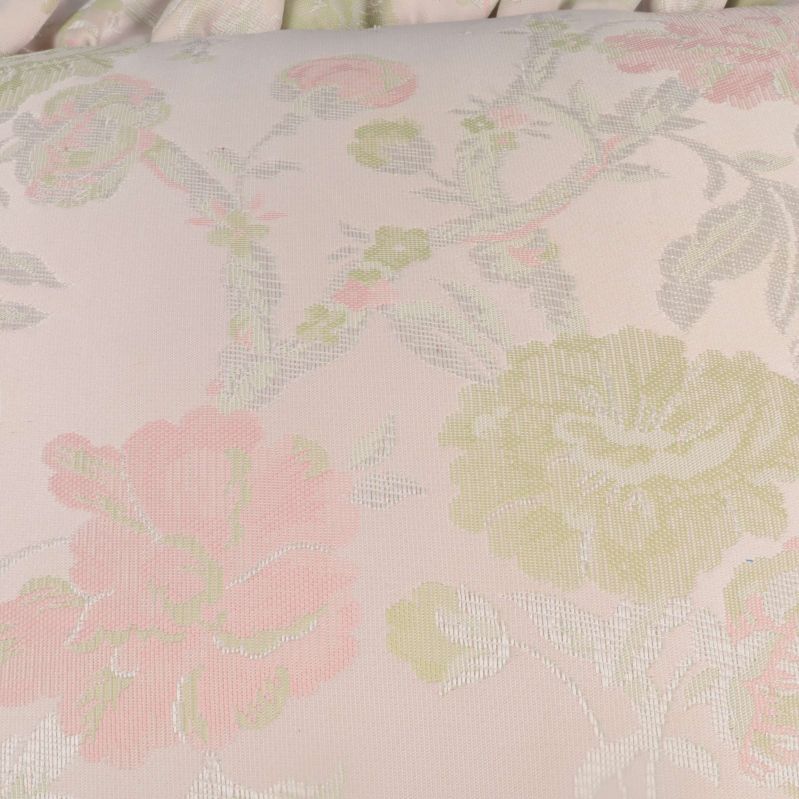 Närbild på blommigt tyg i rosa och grönt