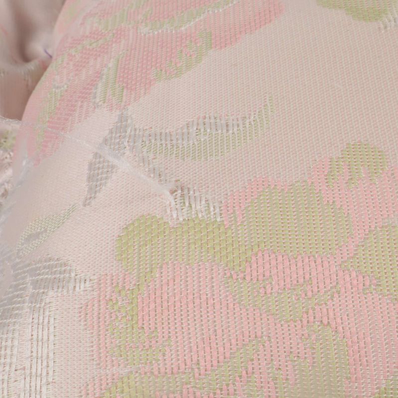 Lös tråd på blommigt tyg 