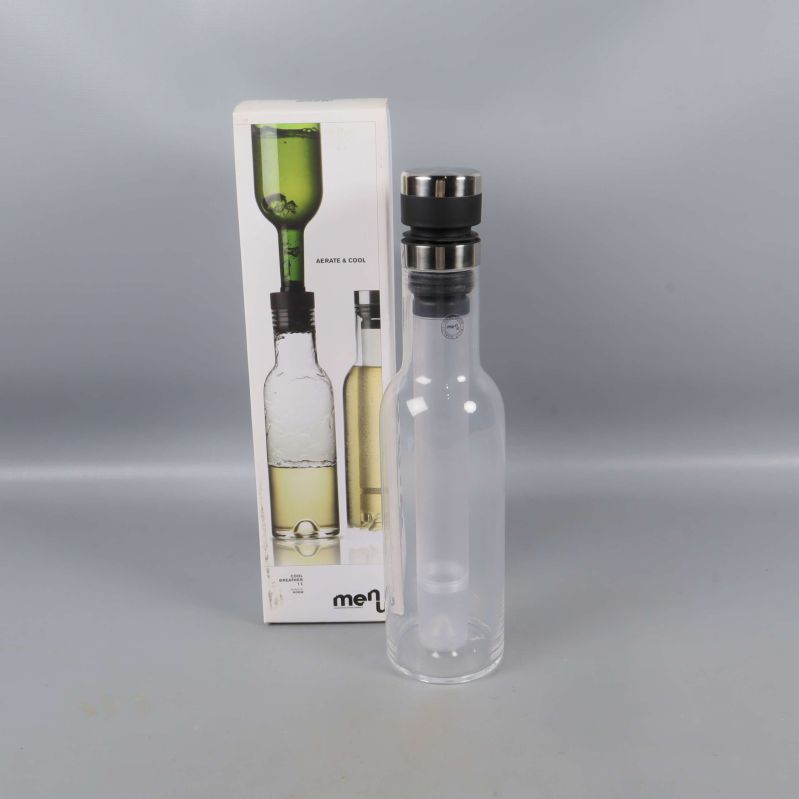 Karaff från Menu framför sin originalförpackning