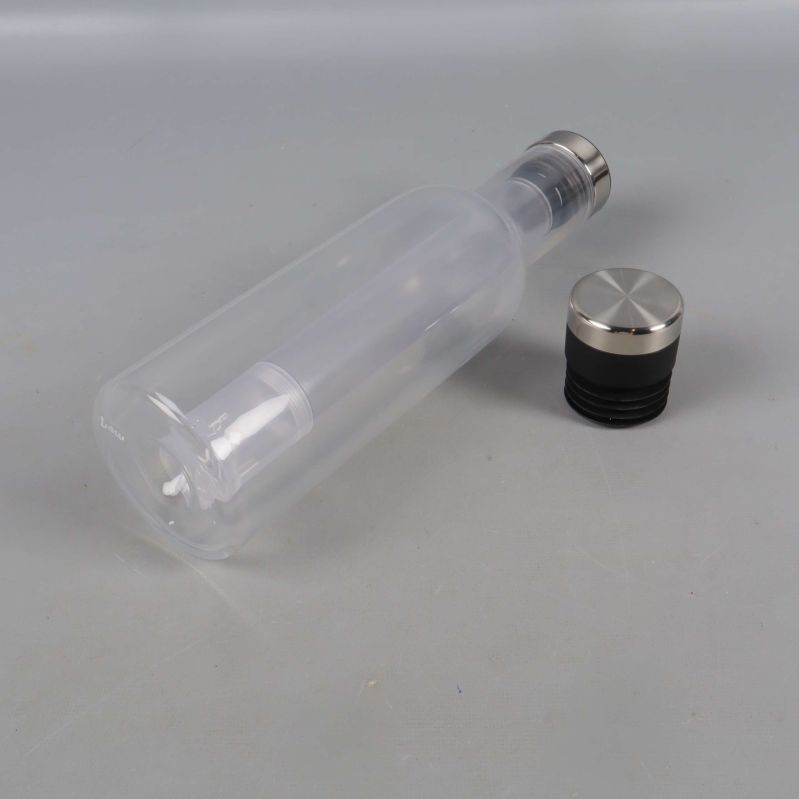 Karaff liggande med avtagbar kylstav och lock separerade