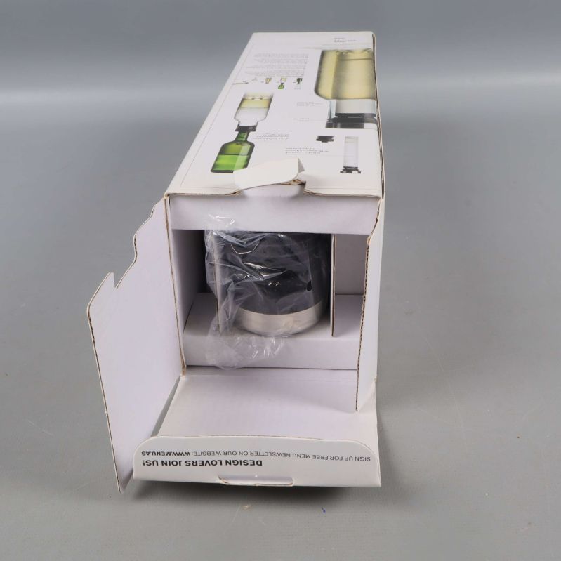 Karaffens originalförpackning öppnad och innehållet synligt