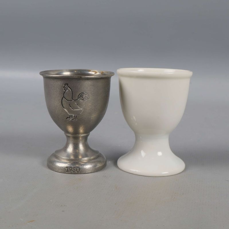 Metall- och vit ägghållare sida vid sida