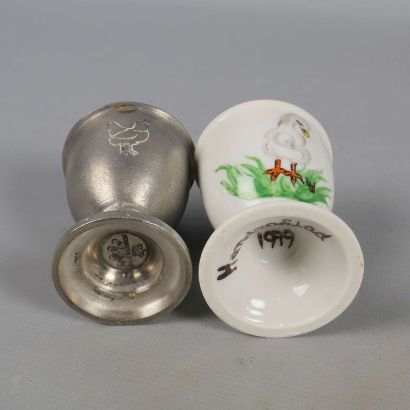 Botten av två ägghållare med märkning och motiv