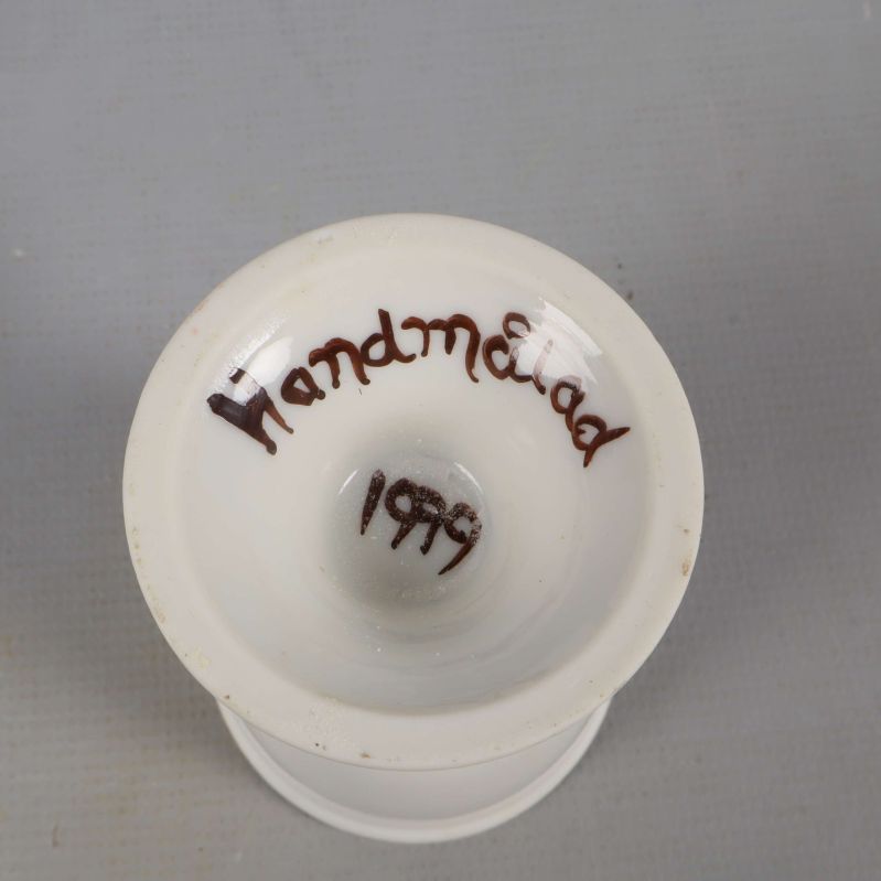 Insidan av keramisk ägghållare med handmålat årtal