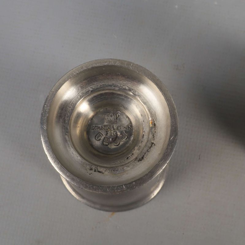 Detaljbild på märkning under metallägghållare