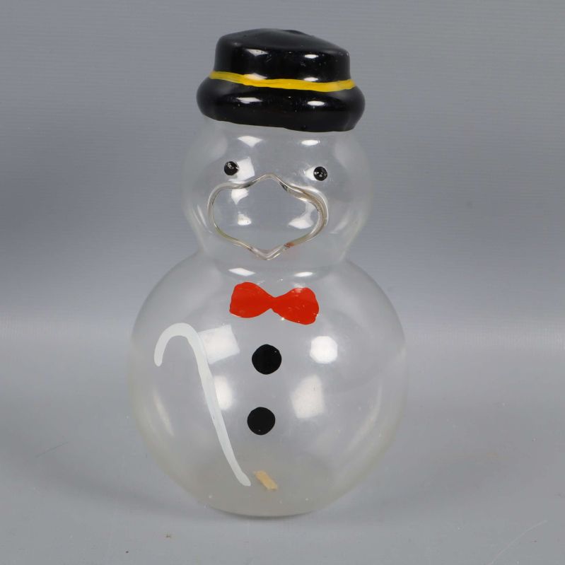 Snögubbe i glas med svart hatt och röd fluga
