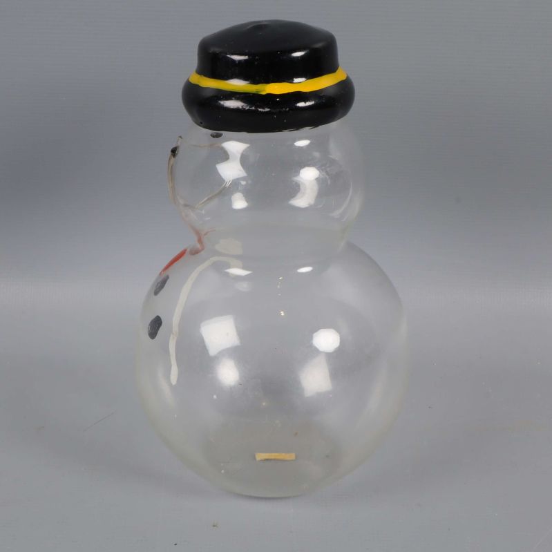 Snögubbe i glas sedd från höger sida