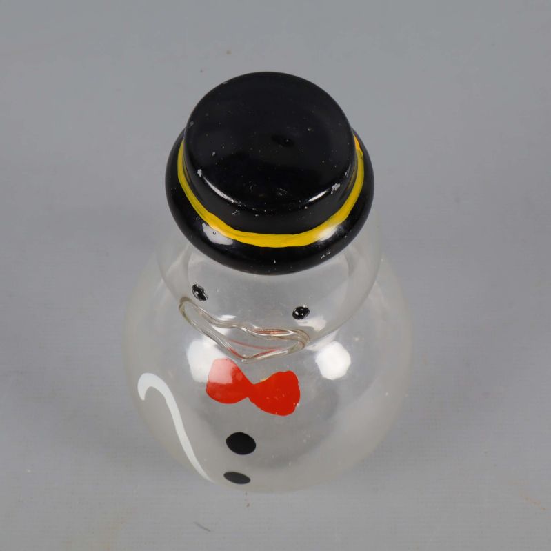 Snögubbe i glas sedd ovanifrån med fokus på hatten