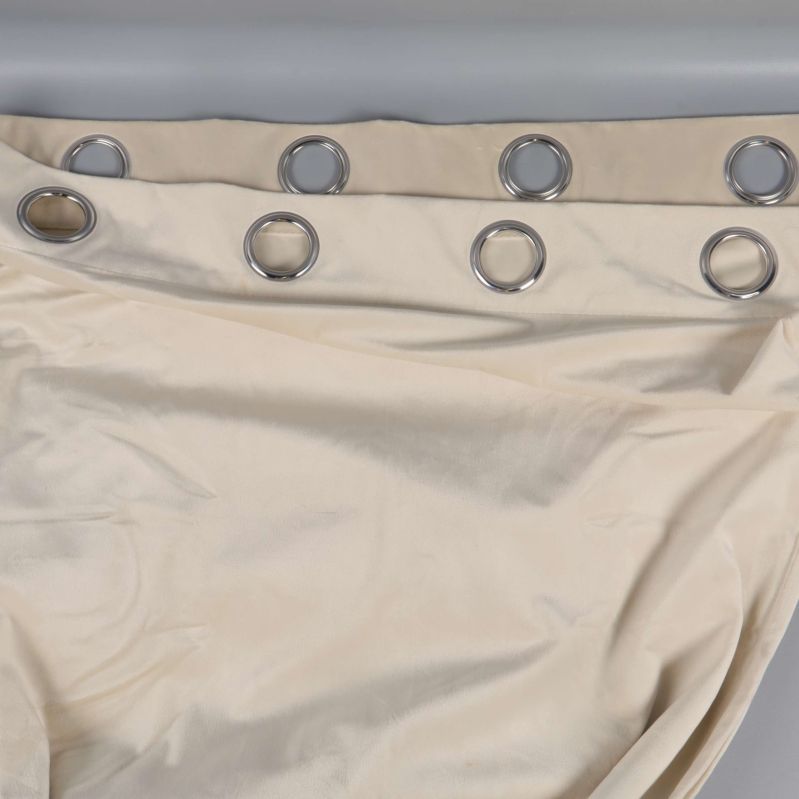 Gardiner med öljetter i toppen synligt uppradade