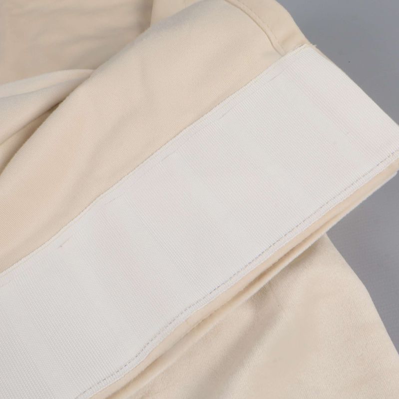 Närbild på gardinens vita veckband