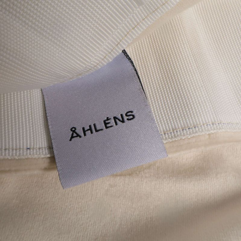 Närbild på etikett med texten Åhléns