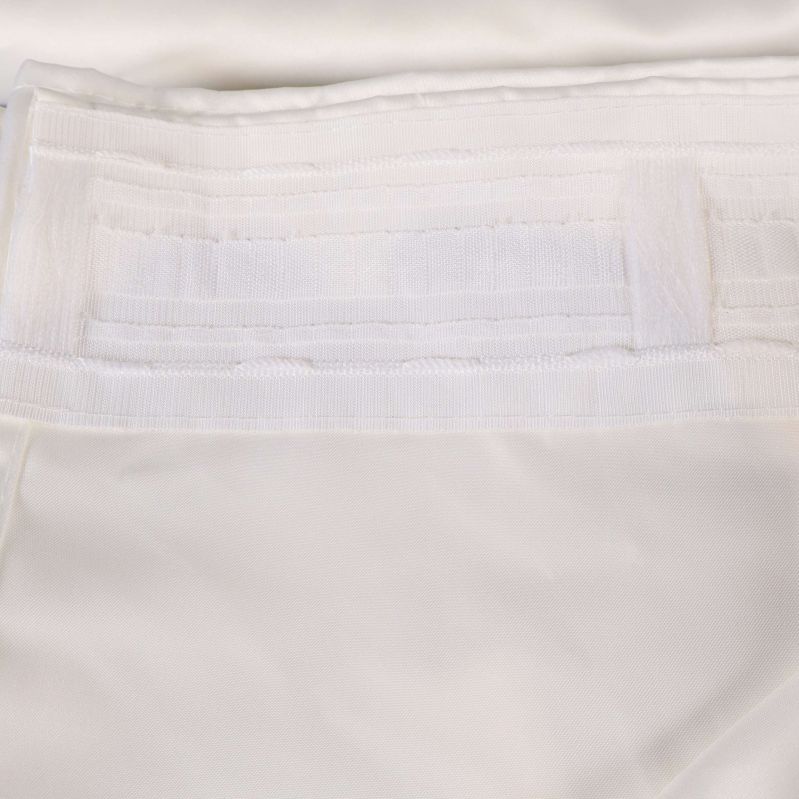 Närbild på veckband vid gardinens ovankant