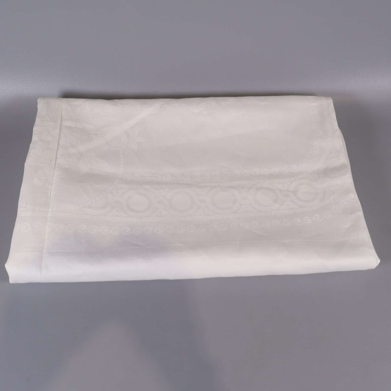 Vikt vit duk med mönstrad struktur på grå bakgrund