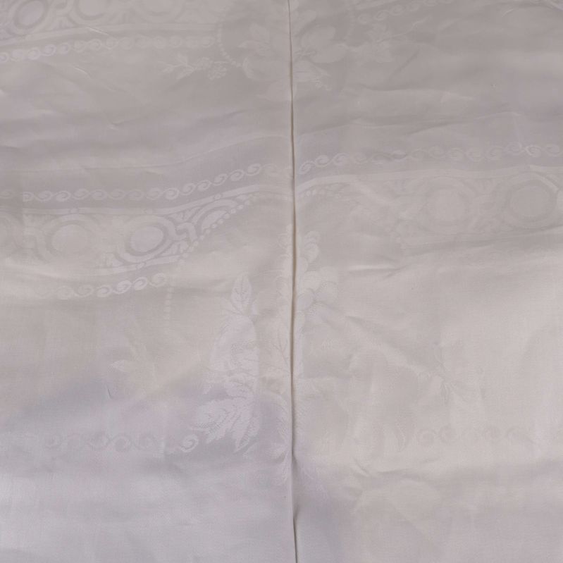 Vit duk vikt med dekorativ kant synlig