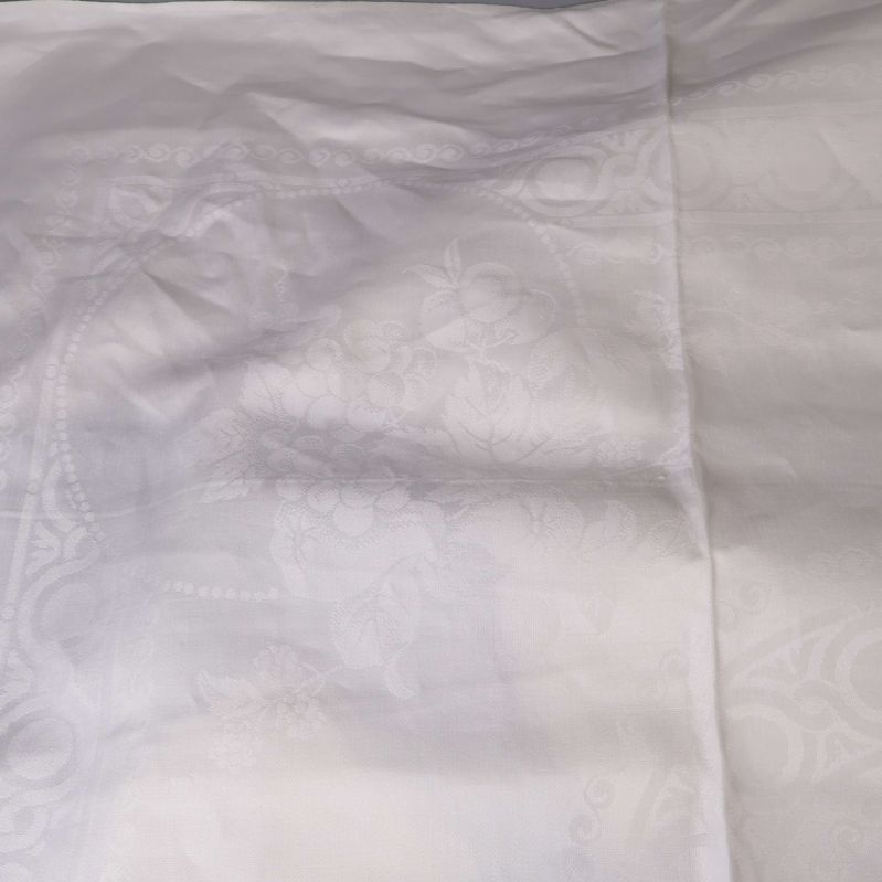 Duk med synligt ton-i-ton blommönster