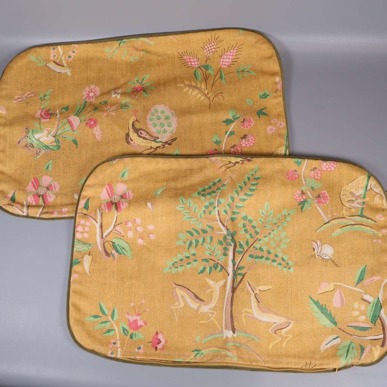 Kuddfodral i senapsgult med växt och fågelmotiv