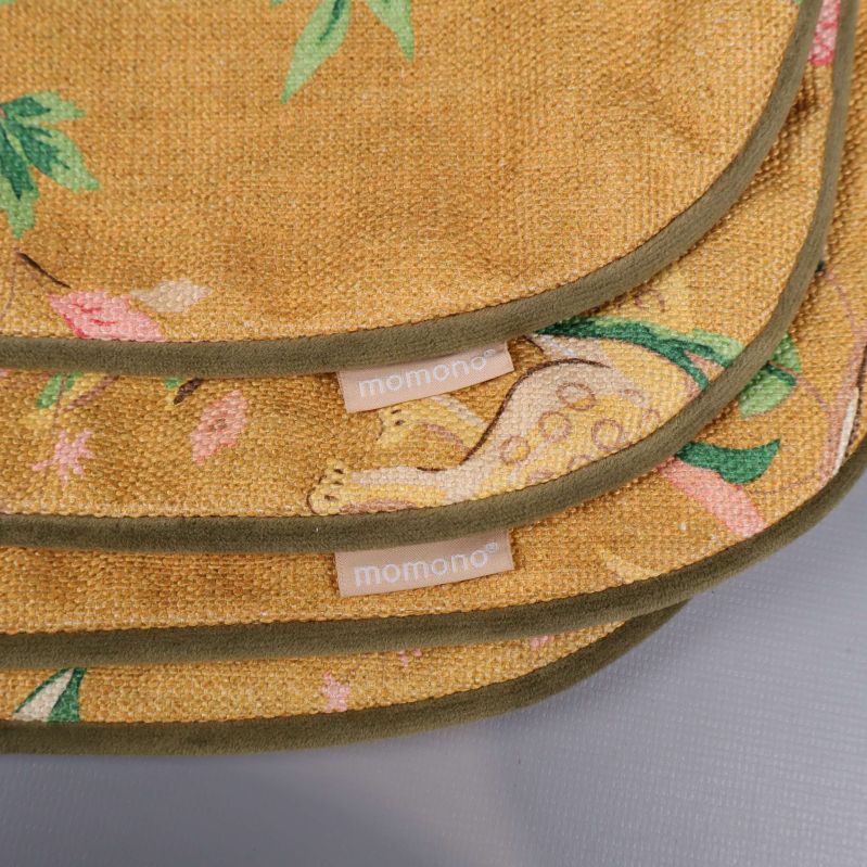 Närbild på Momono-märkning på kuddöverdragets kant