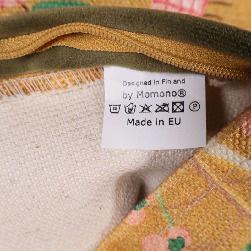 Tvättlapp som visar Designed in Finland by Momono