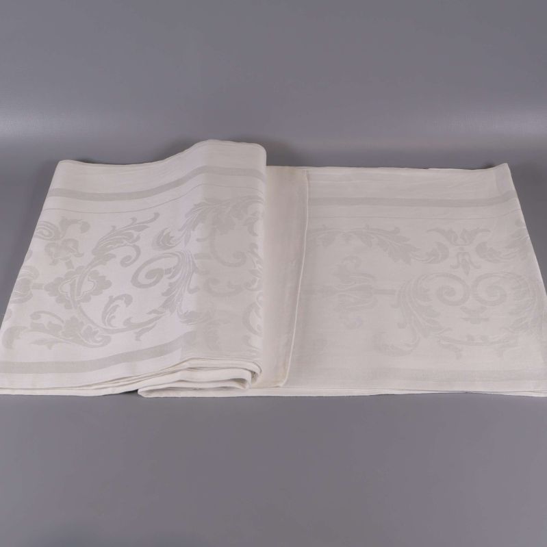 Vit bordsduk utfälld med dekormönster