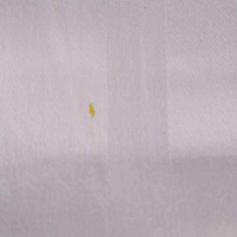 Gul fläck synlig på den vita duken
