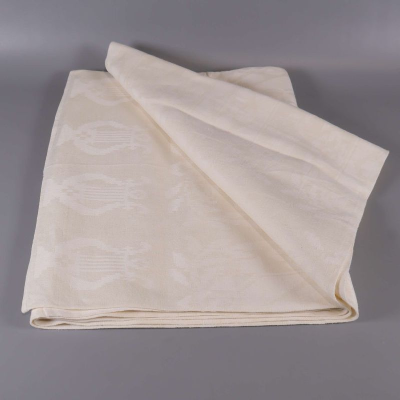 Lagd duk i ljus textil med hörnet vikt upp