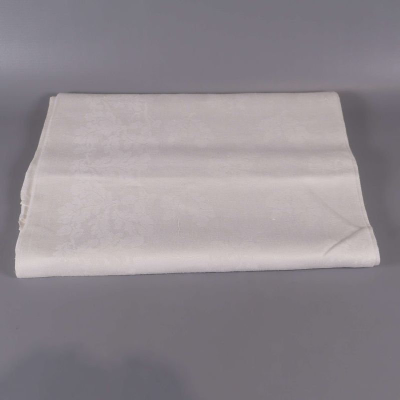 Vikt vit duk lagd på grå yta