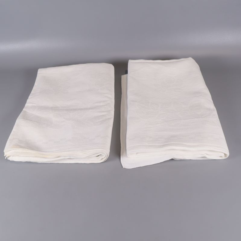 Vita dukar vikta bredvid varandra