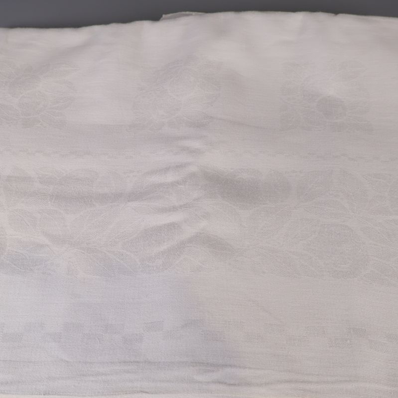 Struktur och mönster syns tydligt på vit duk