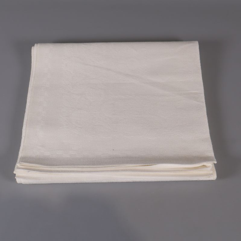 Vikt vit duk prydligt vikt på bord