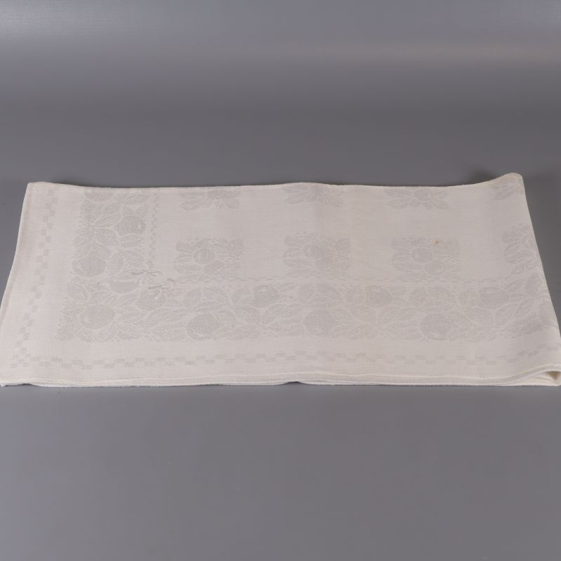 Utbredd vit duk med invävt mönster synligt