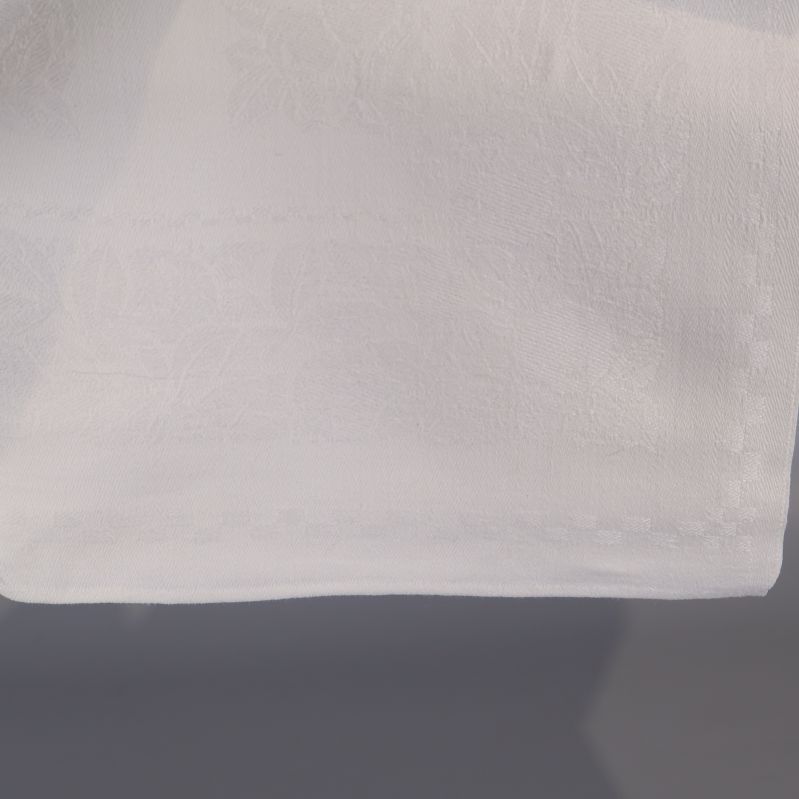 Detalj av hörn på vit duk med struktur