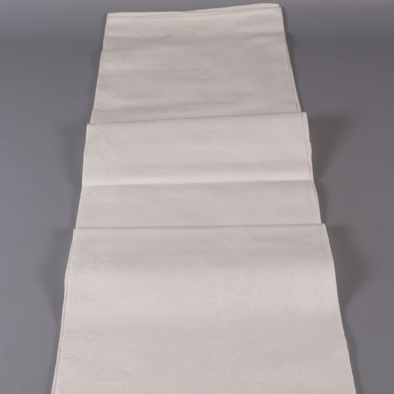 Duk utvikt i längd över grå bordsyta