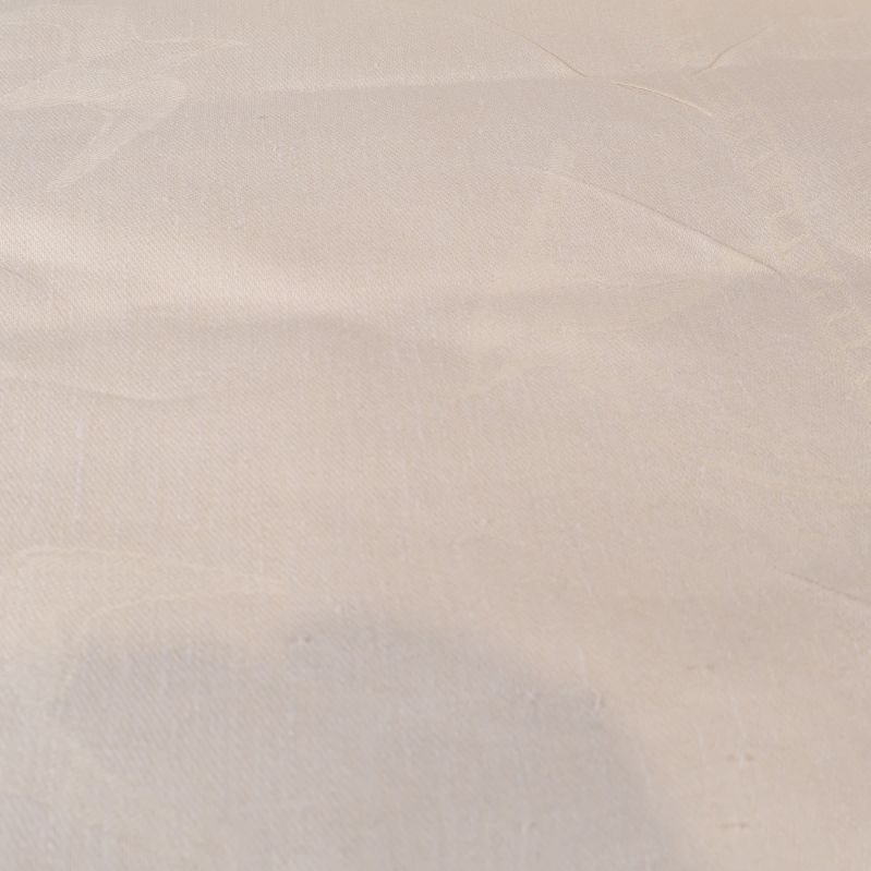 Närbild på dukens ljusa tyg och struktur