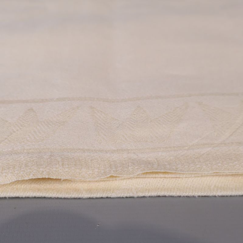 Mönstrad kant på duk i ljus färg