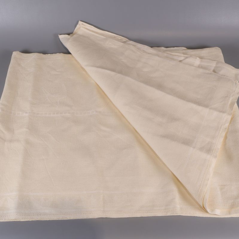 Uppvikt duk som visar generöst tyg