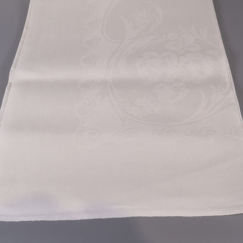 Duk med blommönster och vikt kant