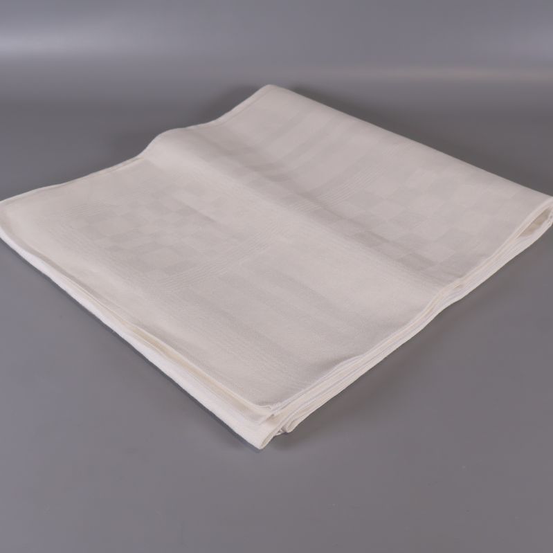 Hopvikt vit duk med subtila rutor och ränder