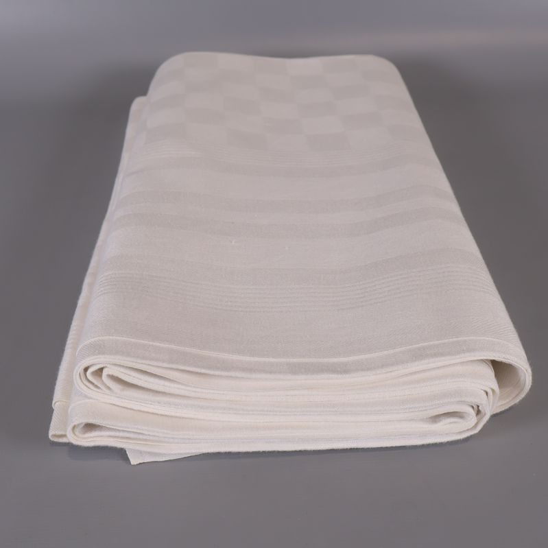 Flerfaldigt vikt vit duk, tydligt rutmönster