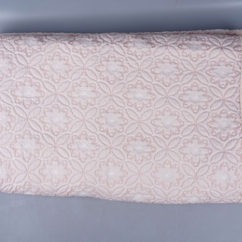 Sammanslaget överkast med detaljerat blommigt quiltmönster synligt