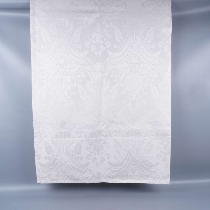 Vit mönstrad gardin hängande