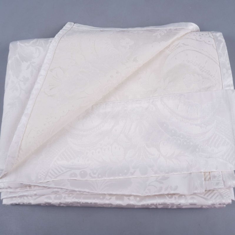 Vikt vit gardin med hörn vikt uppåt