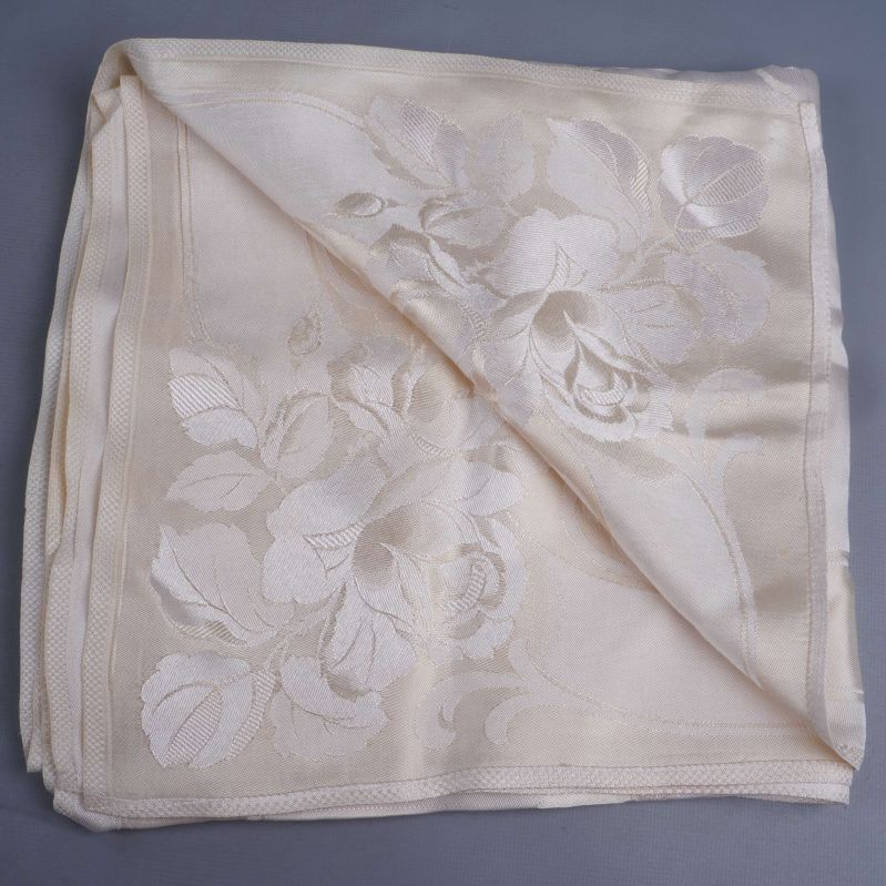 Duk vikt och delvis uppvikt med blommor