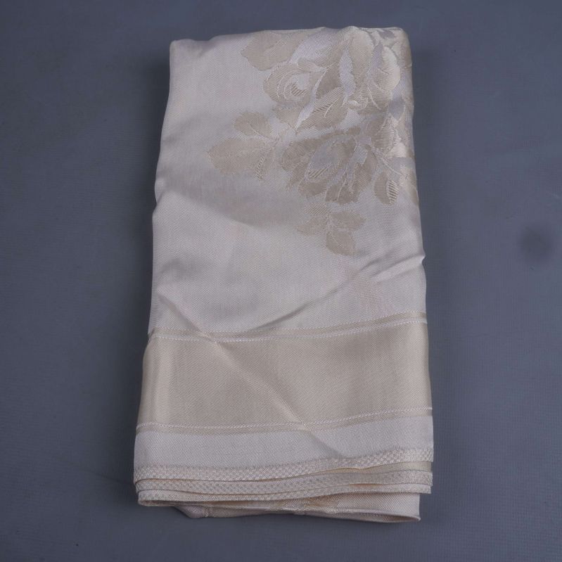 Långt vikt duk med diskret bladmönster