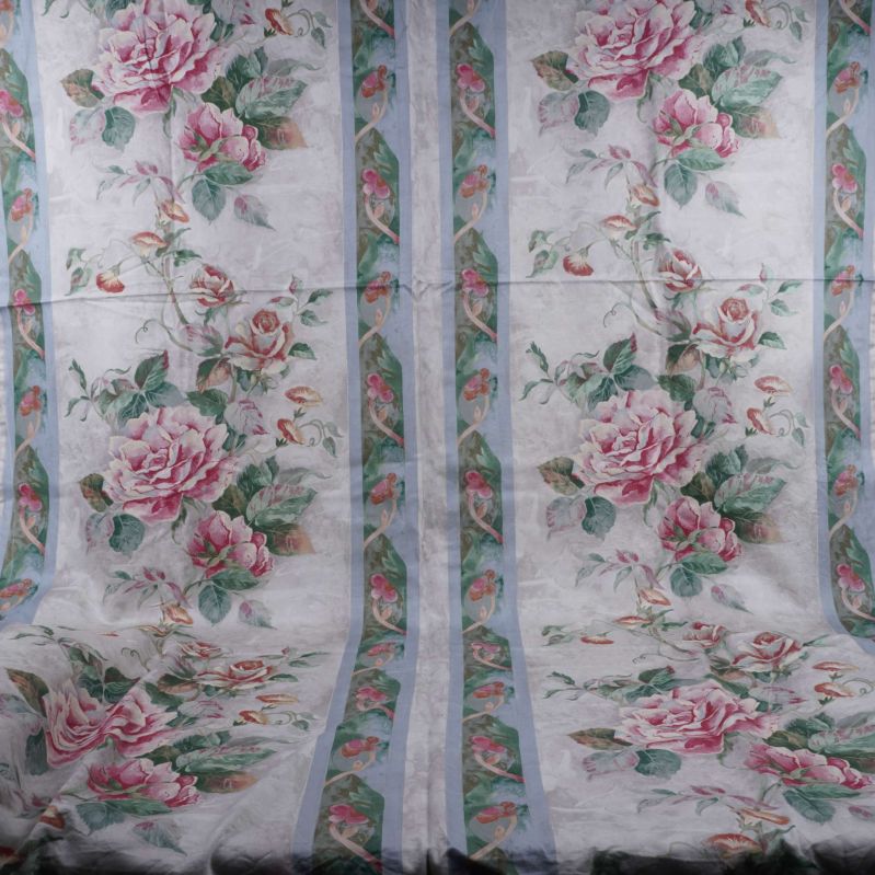 Stor duk med stora rosa rosor och gröna blad utbredda