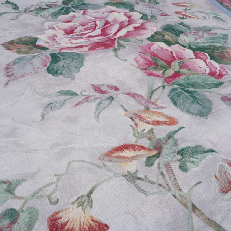 Närbild av stora rosa rosor och gröna blad på tyget